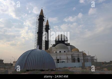 Kuwait City/Kuwait - 10/10/2019: moschea sotto la costruzione di minareti in impalcature stagliano contro un cielo nuvoloso Foto Stock