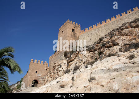 Ingresso al Castello Alcazaba, guardando le mura fortificate & gateway, Almeria Spagna Foto Stock