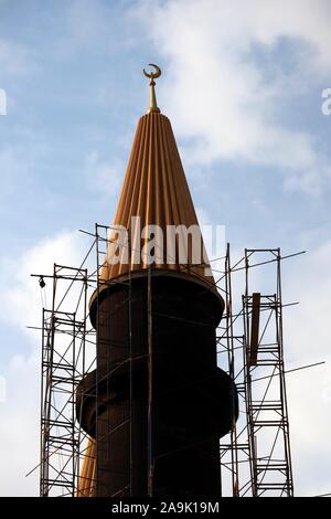 Kuwait City/Kuwait - 10/10/2019: moschea sotto la costruzione di minareti in impalcature stagliano contro un cielo nuvoloso Foto Stock