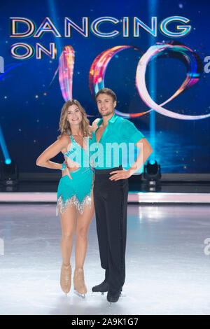 Nadine KLEIN, addio al nubilato, con la sua danza-pate Niko ULANOVSKY Kellie, presentazione dei candidati di SAT.1-TV-show danza su ghiaccio, dal 15 novembre 2019 ogni venerdì alle 20.15 live in SAT.1, 13.11.2019 in Koeln / Germania | Utilizzo di tutto il mondo Foto Stock