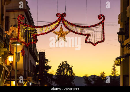 Ronda, Spagna - 13 dicembre 2017: Natale decorazioni sulla Carrera Espinel street nel centro di Ronda citta vecchia, provincia di Malaga, Andalusia, Spagna Foto Stock