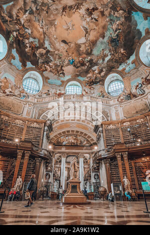 Vienna, Austria - 28 Aprile 2019: Statua dell'Imperatore Carlo VI a Prunksaal nel centro della vecchia biblioteca imperiale Foto Stock