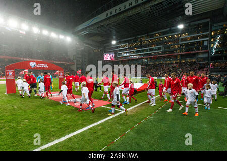 Copenhagen, Danimarca. Xv Nov, 2019. Danimarca, Copenaghen. 15th, novembre 2019. I giocatori entrano il passo per l'EURO 2020 qualifier match tra Danimarca e Gibilterra a Telia Parken di Copenaghen. (Photo credit: Gonzales foto/Alamy Live News Foto Stock
