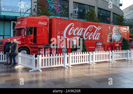 Cardiff, Glamorgan, Wales, Regno Unito 16 novembre 2019 l'iconica Coca-Cola Natale visite carrello Cardiff City Centre, ora nel suo nono anno in tour in tutta la Gran Bretagna. Credito: Ian Jones/Alamy Live News Foto Stock