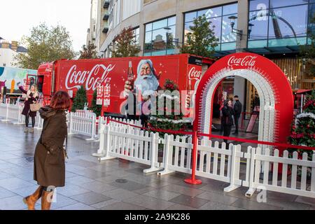 Cardiff, Glamorgan, Wales, Regno Unito 16 novembre 2019 l'iconica Coca-Cola Natale visite carrello Cardiff City Centre, ora nel suo nono anno in tour in tutta la Gran Bretagna. Credito: Ian Jones/Alamy Live News Foto Stock