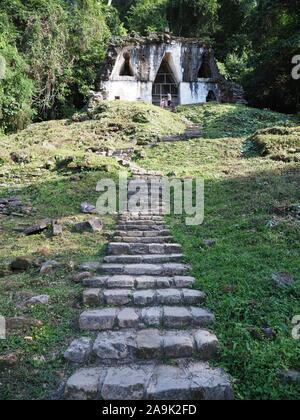 PALENQUE, Messico nel febbraio 2018: Tempio sulla croce Foliated a piramide Maya antico parco nazionale in città messicana a jungle paesaggi nel Chiapas sta Foto Stock