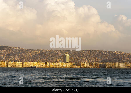 Izmir, Turchia - 2 Marzo 2019: vista panoramica della città di Izmir, mare nuvole e montagne. Foto Stock