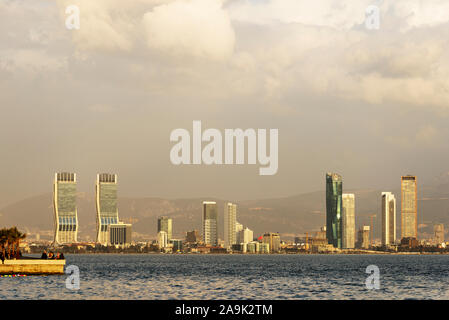 Izmir, Turchia - 2 Marzo 2019: vista del paesaggio di Izmir città di torri che sono; Folkart, Mistral, Ege Perla e Bayrakli Tower con mare nuvole e mo Foto Stock