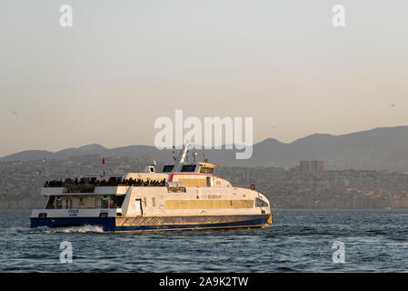 Izmir, Turchia - 2 Marzo 2019: Foca denominato steamboat sul golfo di Izmir con i passeggeri. Foto Stock