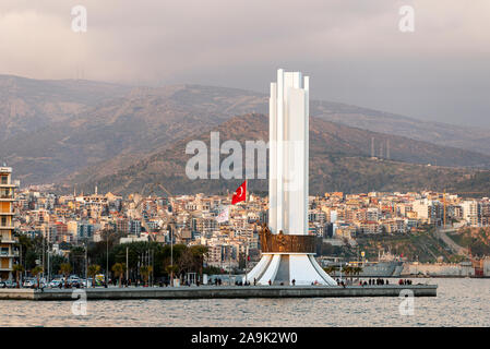 Izmir, Turchia - 2 Marzo 2019: Monumento di Ataturk vista dal mare a Karsiyaka Izmir. Foto Stock