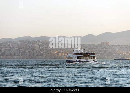 Izmir, Turchia - 2 Marzo 2019: Foca denominato steamboat sul golfo di Izmir con i passeggeri. Foto Stock