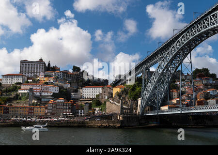 Porto, Portogallo - 26 Luglio 2019: vista panoramica della città di Porto, con il fiume Douro, il quartiere Ribeira e il D. Luis bridge, in Portogallo Foto Stock