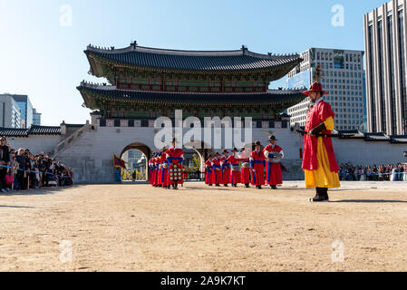 Seoul, Corea del Sud - 04 Novembre 2019: Il Royal Guard-Changing cerimonia Palazzo Gyeongbokgung. Il Royal Guard-Changing cerimonia è una grande opportuni Foto Stock