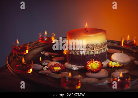 Bella candele ancora in vita, decorazioni per una bella atmosfera accogliente, immagine adatta per la festa di Diwali Ramadan o per la festa del Ringraziamento Foto Stock