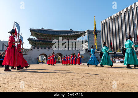 Seoul, Corea del Sud - 04 Novembre 2019: Il Royal Guard-Changing cerimonia Palazzo Gyeongbokgung. Il Royal Guard-Changing cerimonia è una grande opportuni Foto Stock