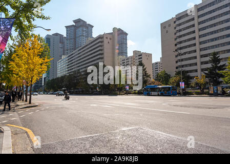 Seoul, Corea del Sud - 04 Novembre 2019: scene di strada a Yeoeuido distretto. Si tratta di un Seul principale della finanza e investimenti il distretto bancario. Foto Stock