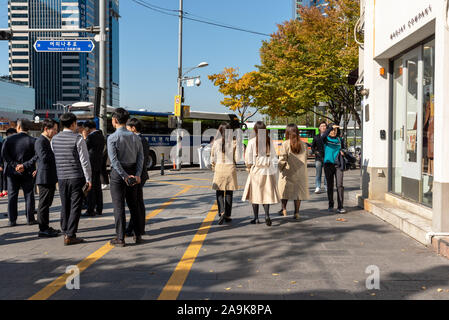 Seoul, Corea del Sud - 04 Novembre 2019: scene di strada a Yeoeuido distretto. Si tratta di un Seul principale della finanza e investimenti il distretto bancario. Foto Stock