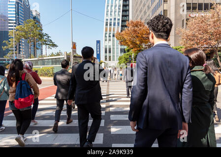 Seoul, Corea del Sud - 04 Novembre 2019: scene di strada a Yeoeuido distretto. Si tratta di un Seul principale della finanza e investimenti il distretto bancario. Foto Stock