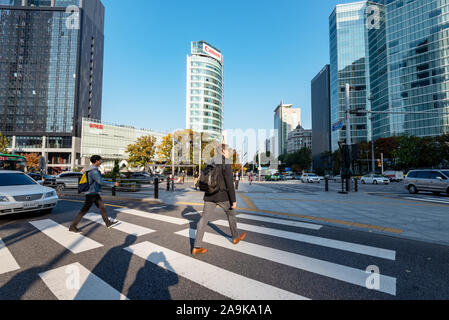Seoul, Corea del Sud - 15 Novembre 2019: Vista di Gangnam street e il paesaggio urbano intorno a Gangnam Area della stazione, il quartiere commerciale e degli intrattenimenti Foto Stock