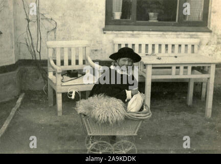 Ragazza con cappello nero e la PRAM, Danimarca Foto Stock