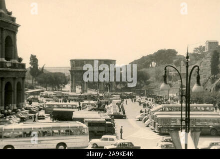 Vista della piazza di fronte al Colosseo e Arco di Costantino affollate di veicoli, Roma, Italia Foto Stock