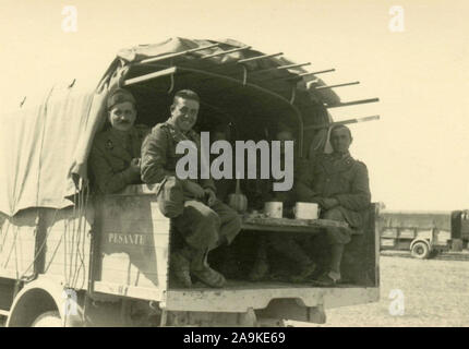 L'esercito italiano le truppe durante la campagna albanese per la riconquista Pernet, Albania Foto Stock