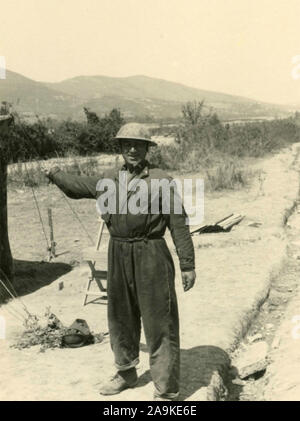 Un soldato dell'esercito italiano in Albania durante la campagna di riconquista Pernet, Albania Foto Stock