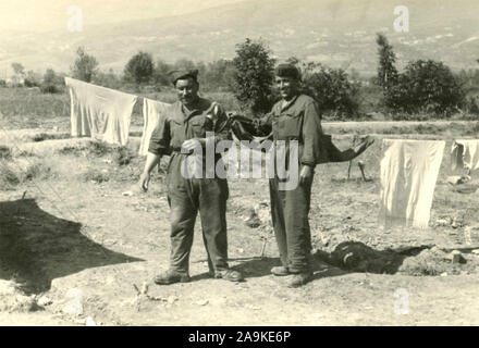 Il momento della biancheria durante la campagna albanese per la riconquista di Pernet, Albania Foto Stock