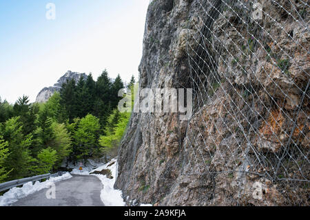 Le cadute di massi reti di protezione, installato per proteggere una parete di roccia Foto Stock