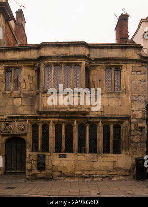 Tribunale di Glastonbury una multa tardo XV secolo in casa di paese in pietra primi Tudor facciata e interni con pannelli High Street Glastonbury Somerset England Regno Unito Foto Stock