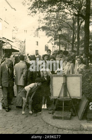 Un gruppo di turisti a Montmartre, Paris, Francia Foto Stock