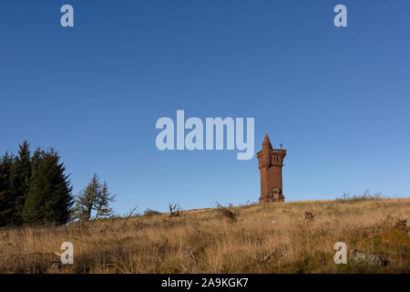 La parte superiore del monumento di Airlie su Tulloch Hill, visto dal sentiero dal cimitero Cortachy, sotto una mattina blu cielo in novembre. Foto Stock