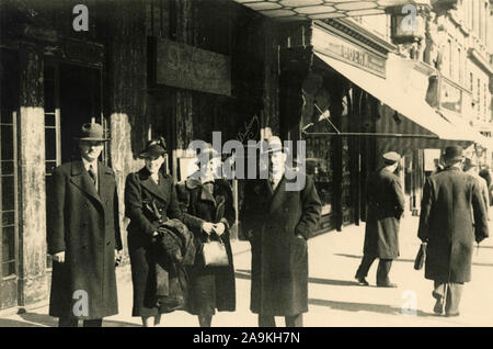 Due coppie nella strada accanto ai negozi Foto Stock