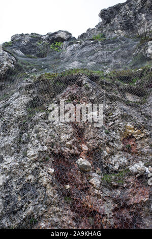 Le cadute di massi reti di protezione, installato per proteggere una parete di roccia Foto Stock