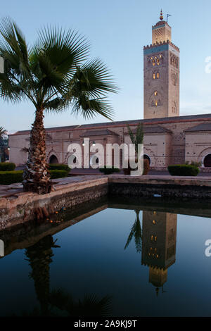 Koutoubia-Mosque a Marrakech con specchio immagine nel bacino di acqua foto scattata durante l ora d'oro Foto Stock