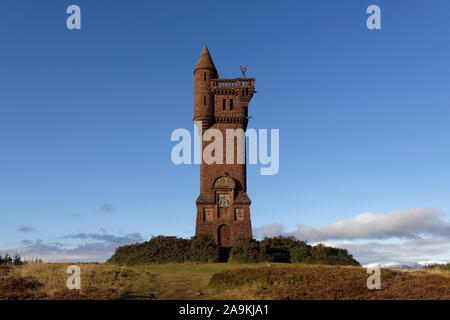 Il monumento di Airlie sotto un cielo blu chiaro su un nitido Novembers mattina con la neve sulle colline coperte di tomaia Angus Glens in background. Foto Stock