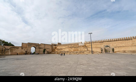 Fez, in Marocco. Il 9 novembre 2019. Una vista del Bab Chems gate e le antiche mura della città Foto Stock