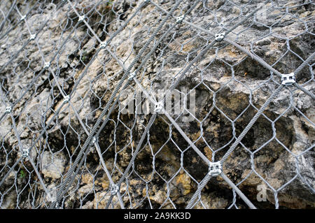 Le cadute di massi reti di protezione, installato per proteggere una parete di roccia Foto Stock