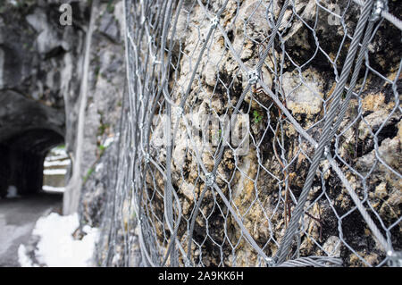 Le cadute di massi reti di protezione, installato per proteggere una parete di roccia Foto Stock