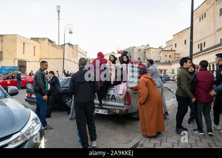 Fez, in Marocco. Il 9 novembre 2019. Qualche gente ottiene su un piccolo carrello elevatore di prelievo Foto Stock