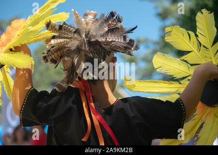 Odanak, Québec, Canada - Luglio 7, 2019: vista posteriore di un nativo Abenaki giovane ragazzo a Odanak Pow Wow Foto Stock