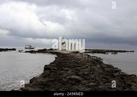 Agios Nikolaos chiesa nel mare di Creta Foto Stock