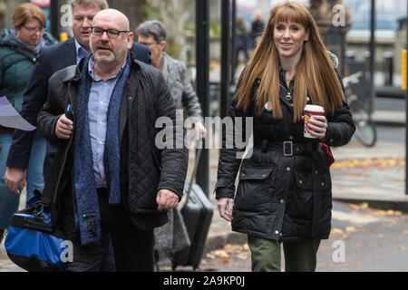 Londra, Regno Unito. 16 Novembre, 2019. Angela Rayneri, Shadow istruzione Segretario, arriva al lavoro clausola del V Incontro. La Clausola V incontro, presieduto dal leader del partito e a cui hanno partecipato i membri del Comitato Esecutivo Nazionale (NEC), pertinenti ombra membri del gabinetto e i membri del Forum di politica nazionale, finalizza la parte generale del manifesto elettorale. La riunione è chiamato dopo la Clausola V del partito laburista manuale sulle regole. Credito: Mark Kerrison/Alamy Live News Foto Stock