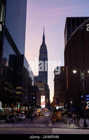 Empire State Building all'alba, xxxiii Street, New York City, Stati Uniti d'America. Foto Stock