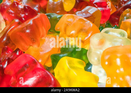 Pila di deliziosi e colorati di Gummy Bears candy. Marco colpo di Gummy Bear caramelle gommose Foto Stock
