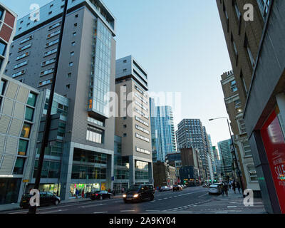 Periferia della città: strada commerciale in Aldgate, London, Regno Unito Foto Stock