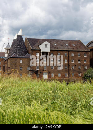 Il mulino di clock sui tre mulini isola sul fiume Lea a Newham, a est di Londra. Foto Stock