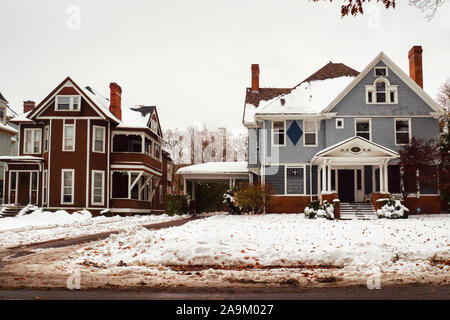 Case classico in una zona tranquilla dopo un inizio di nevicata Foto Stock