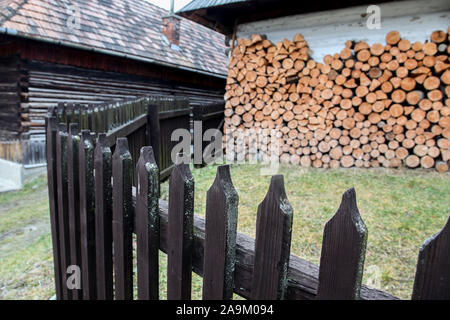 VLKOLINEC, REPUBBLICA SLOVACCA - 29 dicembre 2015: la bella architettura con staccionata in legno da UNESCo villaggio. Foto Stock