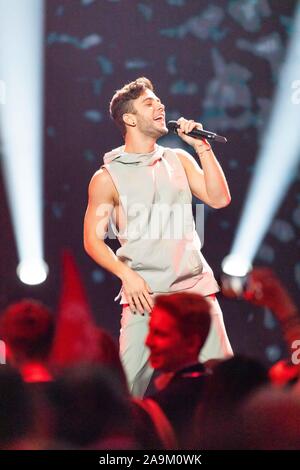 Il 15 novembre 2019, Baden-Wuerttemberg, Offenburg: il musicista Luca Hänni esegue durante la registrazione del Capodanno mostra di BR, ORF e SRF. Foto: Philipp von Ditfurth/dpa Foto Stock